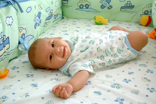 كيفية اختيار فراش سرير المولود الجديد