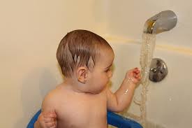 طريقة استحمام المولود الجديد