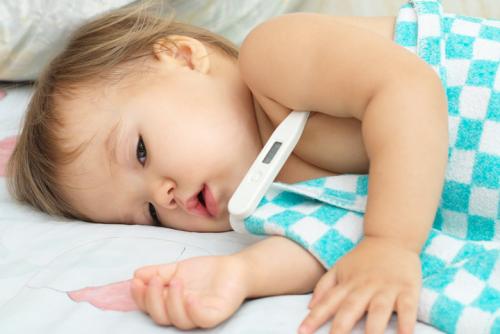 ارتفاع الحرارة عند الاطفال الرضع اسبابه وعلاجه