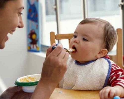 متى يمكن تغذية الطفل الرضيع اطعمة جامدة