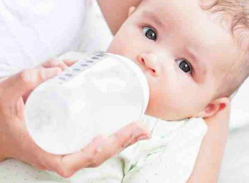تغذية الطفل الرضيع في الشهر الاول حتى الثالث