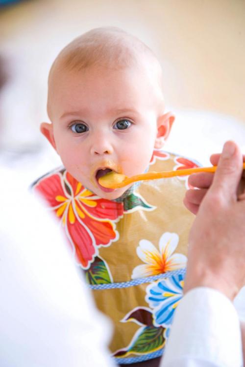 متى يمكن تغذية الرضيع الحليب و الأطعمة الصلبة