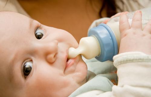متى يمكن تغذية الرضيع الحليب و الأطعمة الصلبة