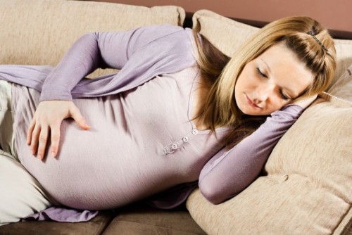 مشاكل النوم الشائعة خلال الحمل وأفضل وضعيات النوم