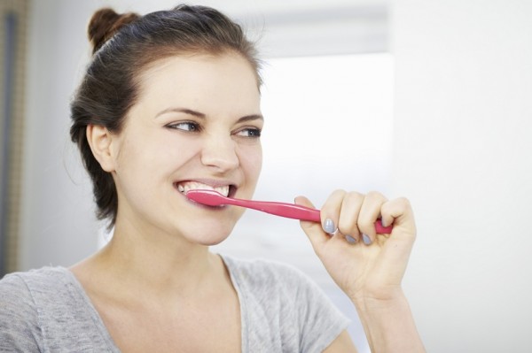 طرق طبيعية لـ تنظيف الاسنان من الجير في المنزل