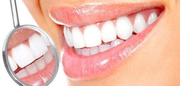 7 وصفات طبيعية لتبيض الاسنان