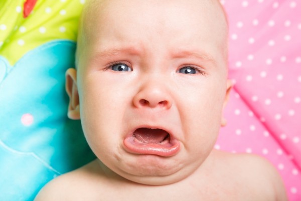 بكاء الطفل الرضيع كيفية التعامل مع الطفل حديث الولادة كثير البكاء