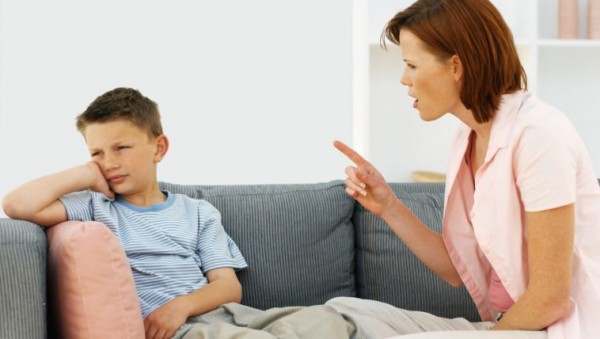 كيف تتحدث وتتعامل مع ابنك في سن المراهقة