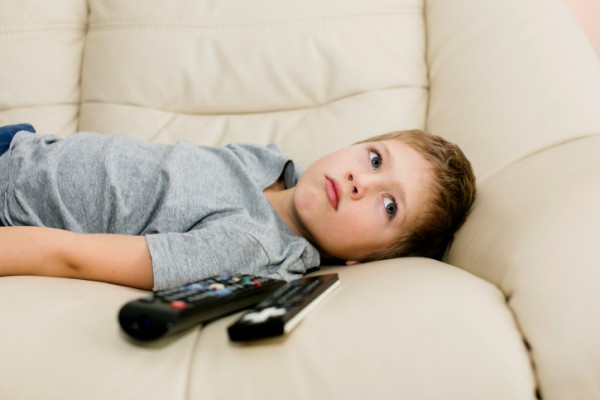 الساعات المسموح بها لمشاهدة الطفل التلفاز او الجيمز او الانترنت