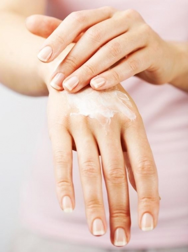 كيف يمكنك علاج جفاف اليدين بالمنزل ؟