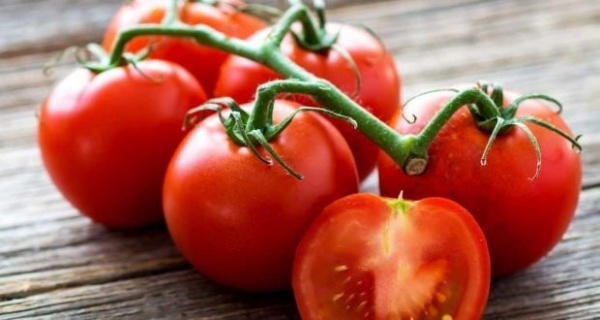 5 من ماسكات الطماطم للوجه لجعل البشرة ناعمة ونضرة
