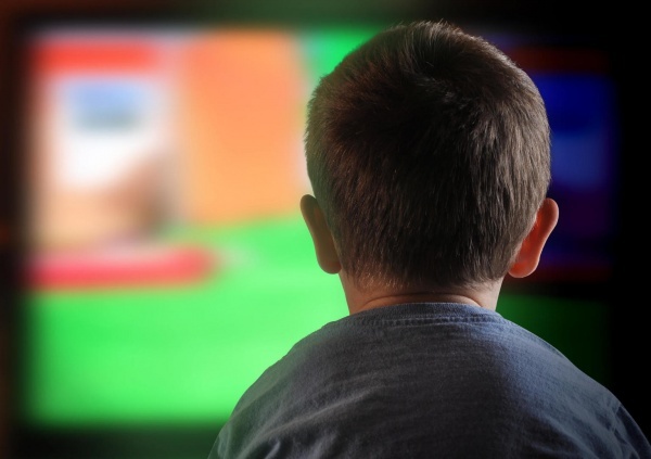 ما هو تأثير التلفزيون على الاطفال ؟